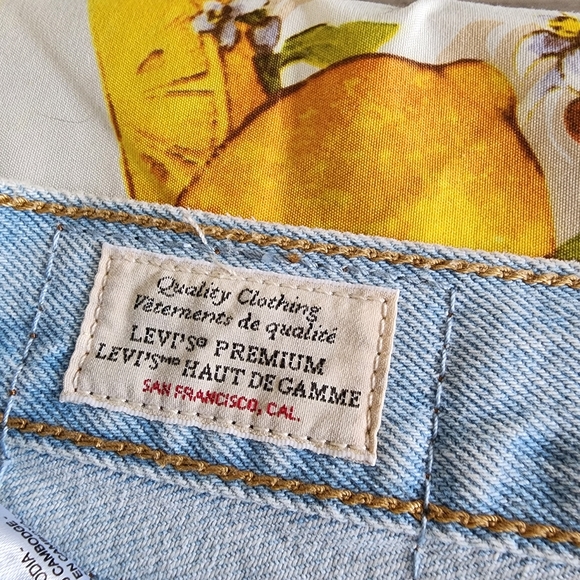 BNWOT Levi's distressed button fly jeans - Picture 2 of 9